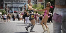 Per un concerto come quello di Taylor Swift ci si preparaTra siti e social network da più di un anno circolano guide e consigli su come vestirsi, cosa portare con sé, e sostanzialmente cosa aspettarsi da un evento che dura quasi cinque ore