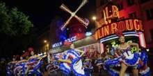 Il Moulin Rouge di Parigi ha di nuovo le paleSono state inaugurate venerdì con uno spettacolo, in tempo per le Olimpiadi: quelle vecchie erano crollate alla fine di aprile