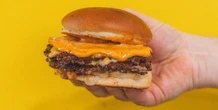 Gli hamburger si sono appiattitiGli “smash burger”, con la loro classica “crosticina”, da qualche anno hanno rimpiazzato quelli “gourmet” saturando il mercato