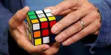 Sono cinquant’anni che risolviamo il cubo di RubikFu inventato da un professore ungherese nel 1974 quasi per caso, ed è ancora uno dei rompicapi più apprezzati (o detestati) al mondo