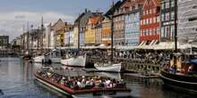 Copenhagen offrirà piccoli premi per i turisti che non si comporteranno da turistiUn nuovo programma ricompenserà con corsi, pasti gratis o una tazza di caffè chi raccoglierà i rifiuti e si sposterà in bicicletta per la città, riducendo il proprio impatto sull'ambiente