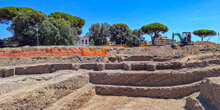 I molti scavi archeologici a Roma favoriti dai lavori per il GiubileoSono stati scoperte alcune mura medievali in piazza San Giovanni, ma c'erano stati ritrovamenti anche più notevoli in piazza Pia e vicino al Mausoleo di Augusto