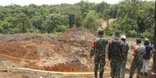 10 persone sono morte e 40 sono disperse a causa di una frana in una miniera in Indonesia