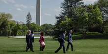 Lo staff di Joe Biden l’ha saputo un minuto primaLa ricostruzione dei giornali americani su cosa è successo domenica nella casa del presidente nel Delaware, durante le ore in cui Biden avrebbe deciso di ritirarsi