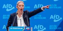 La corrente più radicale dentro AfD è sempre più influenteNella proposta della leader del partito tedesco di estrema destra sono stati inclusi il concetto di “remigrazione” e la proposta di abbattere le pale eoliche