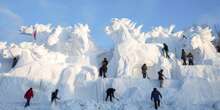 Il festival di sculture di ghiaccio più grande del mondoÈ quello che si tiene ogni anno ad Harbin, nel nord-est della Cina, tra pupazzi di neve, giochi di luce e lunghi scivoli, sempre di ghiaccio