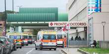 C’è un grosso affollamento nei pronto soccorso di RomaAll’ospedale San Giovanni Addolorata sono state rinviate le operazioni chirurgiche non urgenti perché non c’erano più letti disponibili