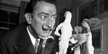 Salvador Dalí portava i baffi «per passare inosservato»Erano il suo tratto più riconoscibile e dicono molto di come pensava e creava il celebre pittore surrealista nato 120 anni fa