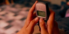 Il caro vecchio Nokia 321025 anni fa un cellulare colorato e meno noioso degli altri cambiò molte cose e si rese memorabile, tanto da essere riproposto oggi in un'operazione nostalgia