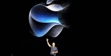 E Apple che piani ha con l’intelligenza artificiale?Tra le grandi aziende di tecnologia è quella rimasta più in disparte negli annunci e negli investimenti, ma ci sta lavorando lo stesso