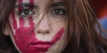 La prima legge europea per il contrasto alla violenza di genereÈ stata approvata dopo mesi di negoziati e alcuni compromessi: impone agli Stati membri di dotarsi di nuovi strumenti per prevenire la violenza contro le donne 