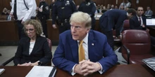 Il processo sui documenti riservati trovati nella sua villa di Donald Trump è stato posticipato a tempo indeterminato