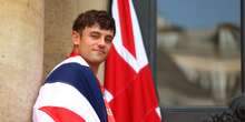 Tom Daley ha detto che si ritiraIl noto tuffatore inglese lo ha annunciato in una commossa intervista alla BBC, dopo cinque Olimpiadi e medaglie «di tutti i colori»