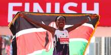 L’atleta keniana Ruth Chepngetich ha stabilito il nuovo record mondiale femminile nella maratona