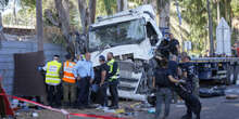 Decine di persone sono state investite e ferite da un camion nel nord di Tel Aviv, e l’autista è stato ucciso da alcuni civili