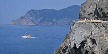 La Via dell’Amore nelle Cinque Terre è chiusa di nuovoIl sentiero era stato riaperto ad agosto dopo un lungo cantiere, ma il crollo di alcuni massi ha danneggiato la galleria che copre un tratto