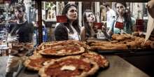 A Napoli friggitorie e pizzerie non si arrendono ai divietiI tentativi del comune di limitarle hanno avuto scarsi risultati e molti imprenditori si stanno preparando al 2026, quando cesserà il blocco introdotto lo scorso anno