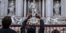 I turisti spaesati per Roma che cercano i monumenti dietro ai cantieriLa fontana di Trevi e l’altare della Patria quasi non si vedono per i lavori in vista del Giubileo: molti video sui social network ci scherzano su