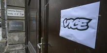 Vice diventerà una cosa molto diversa da quella che conosciamoLa società ha annunciato ai dipendenti centinaia di licenziamenti e ha detto che il sito della rivista smetterà di essere aggiornato