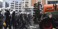 Gli scontri fra agricoltori e polizia durante le proteste a BruxellesCirca 900 trattori hanno occupato diverse strade, e in alcuni casi hanno anche superato le barricate della polizia