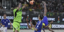 Il calcio a testa in giùLa rovesciata è il gesto eccezionale per eccellenza nel calcio che si gioca sull'erba, ma sulla sabbia è tutta un'altra cosa: per questo il regolamento del beach soccer la incentiva