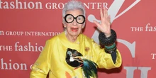 È morta a 102 anni Iris ApfelLa collezionista, imprenditrice, influencer di moda e modella newyorkese diventata davvero famosa quando aveva già un'ottantina d'anni, soprattutto per il suo guardaroba massimalista e i suoi occhialoni