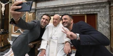Il papa oggi ha incontrato comici di tutto il mondo, oltre che leader politiciLi ha ricevuti in Vaticano prima di andare al G7, tra gli altri c'erano Pio e Amedeo, il Mago Forest e Geppi Cucciari, ma anche Whoopi Goldberg e Jimmy Fallon