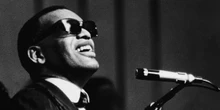 Ray Charles poteva cantare tuttoVent'anni fa morì il musicista che più di tutti contribuì a rendere pop generi come jazz, gospel, blues e country, influenzando enormemente successive generazioni di cantanti e gruppi