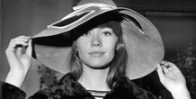 È morta Françoise HardyLa cantante francese aveva 80 anni: divenne famosissima in tutto il mondo a soli 18 anni, con la canzone d'amore "Tous les garçons et les filles"