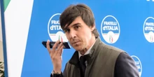 Perché Paolo Signorelli si è dimesso da portavoce del ministro LollobrigidaIn alcune chat del 2018 rivelate da Repubblica si scambiava messaggi fortemente antisemiti con Fabrizio Piscitelli, detto Diabolik, criminale ed ex capo ultras della Lazio ucciso nel 2019
