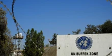 I migranti rimasti bloccati nella zona cuscinetto dell’ONU a CiproNon li vuole né il governo di Cipro Nord, che minaccia di espellerli, né il governo di Cipro Sud, paese dell'Unione Europea che teme di creare un precedente