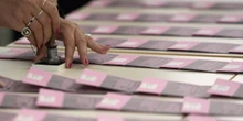 Come si vota alle elezioni europeeDove, da che ora a che ora, com'è fatta la scheda elettorale, come funzionano le preferenze e dove vanno messe le crocette
