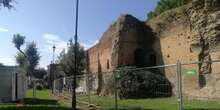 A Roma c’è un problema con i pullman turistici parcheggiati davanti alle Mura AurelianeI residenti dicono che rovinano il paesaggio, ma il Comune non ha ancora trovato una soluzione per spostarli