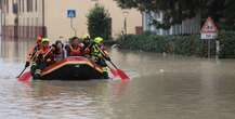 Si cercano ancora due dispersi per l’alluvione in Emilia-RomagnaA Bagnacavallo, in provincia di Ravenna: in molte zone della regione resta l'allerta rossa, ma la situazione generale sembra in miglioramento