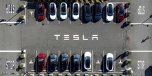 Negli Stati Uniti più di due milioni di automobili Tesla saranno aggiornati per rimediare a una falla nel sistema di guida semiautonoma