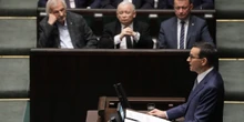 Il primo ministro polacco uscente Mateusz Morawiecki, di estrema destra, non ha ottenuto la fiducia dal parlamento per formare un nuovo governo