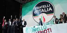 Per il ministro Luca Ciriani prima o poi la fiamma tricolore andrà tolta dal simbolo di Fratelli d’ItaliaEra il simbolo del Movimento Sociale Italiano, erede del fascismo: il suo uso da parte del partito di Giorgia Meloni è dibattuto da tempo