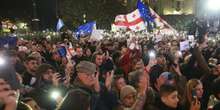 Le nuove grandi proteste in Georgia contro i presunti brogli alle elezioniMigliaia di persone si sono radunate fuori dal parlamento a Tbilisi per contestare la vittoria del partito filorusso Sogno Georgiano