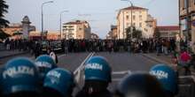 Perché si parla delle manifestazioni di sabato a BolognaQualche agente è rimasto ferito negli scontri fra polizia e antifascisti: ne è nata una piccola polemica, anche in vista delle elezioni regionali