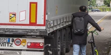 Il Tar della Lombardia ha annullato la delibera del comune di Milano che obbligava i mezzi pesanti a installare sensori per gli angoli ciechi