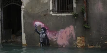 Il criticato progetto di restauro del graffito di Banksy a Venezia