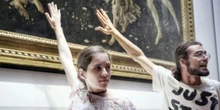 Gli attivisti di Ultima Generazione che si erano incollati alla teca della “Primavera” di Botticelli agli Uffizi di Firenze non saranno processati perché «il fatto non sussiste»