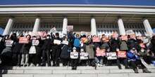 Le foto della Corea del Sud dopo il caos sulla legge marzialeLe proteste a Seul, i soldati schierati nel paese e le manifestazioni dentro e fuori il parlamento