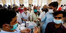 Pakistan Blokir Nomor Ponsel Warga & Hentikan Gaji PNS Jika Tolak Vaksinasi Covid-19