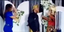 Pengantin Wanita Joget Bareng Biduan di Pelaminan, Ekspresi Suami Ramai jadi Sorotan