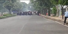 Simpatisan Rizieq Bentrok dengan Polisi Karena Tak Diizinkan ke PN Jaktim