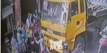 Viral Gerombolan Pengantar Jenazah Hajar Sopir Truk, Kaca Kendaraannya Dipecah