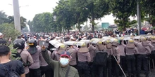 Diadang Saat Menuju PN Jaktim, Massa Diduga Pendukung Rizieq Bentrok dengan Polisi