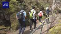 日航機墜落事故現場「御巣鷹の尾根」登山道 解禁で遺族ら慰霊