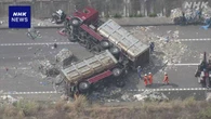 新東名高速で大型トレーラー横転 積み荷散乱し通行止め続く